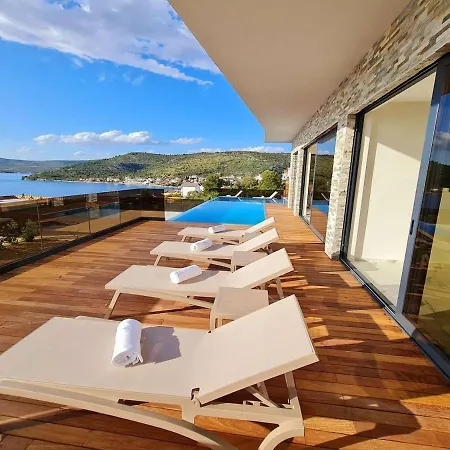 Luxury Pool Seaview بيت للعطل Ražanj