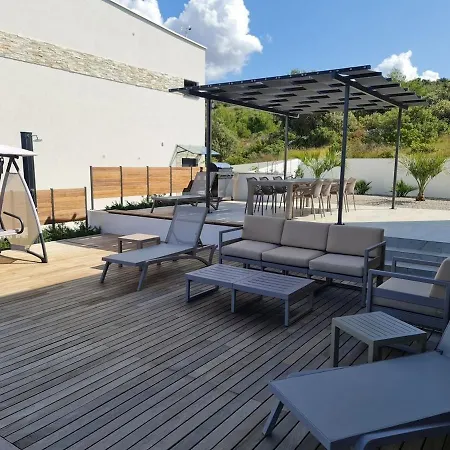 Luxury Pool Seaview بيت للعطل Ražanj