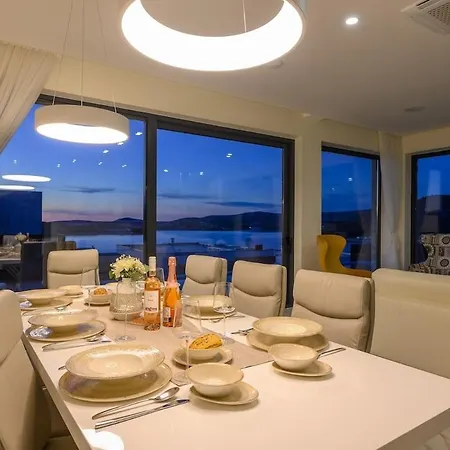 Luxury Pool Seaview