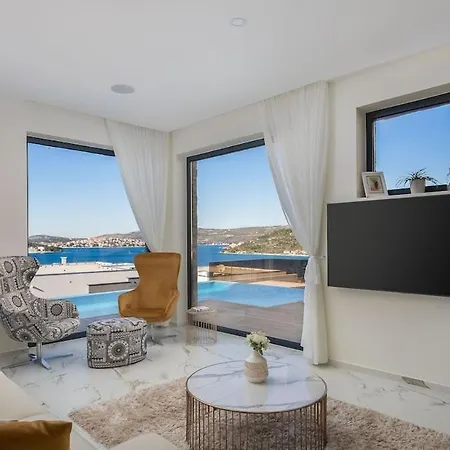 Luxury Pool Seaview