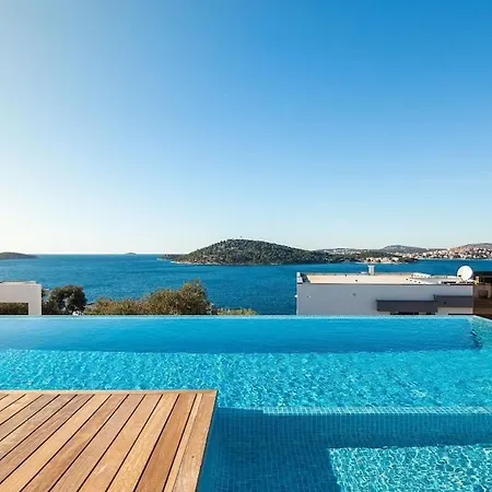 Luxury Pool Seaview